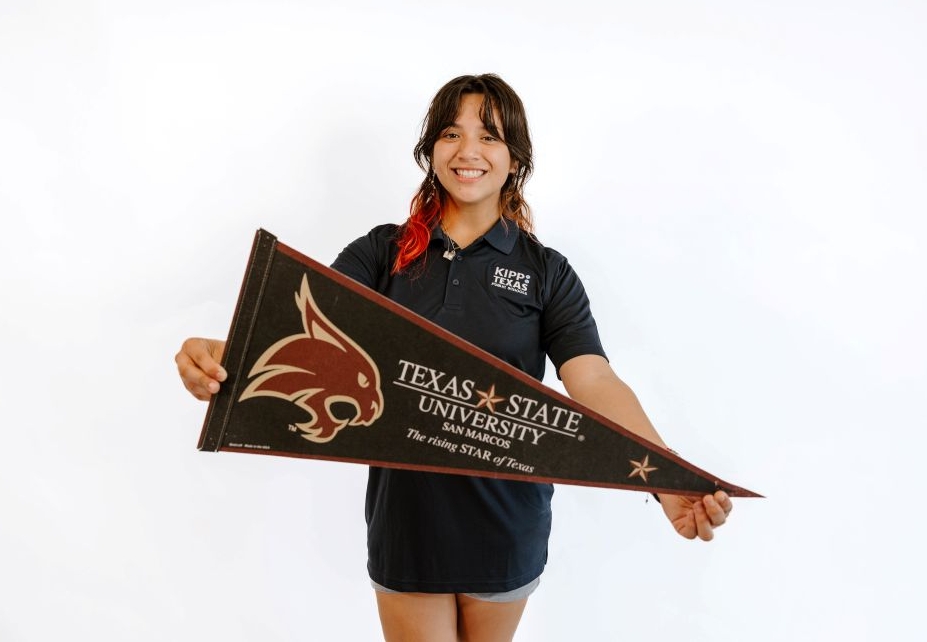 estudiante-de-secundaria-de-kipp-texas-sosteniendo-pancarta-universitaria Estudiante De Secundaria De KIPP Texas Sosteniendo Pancarta Universitaria