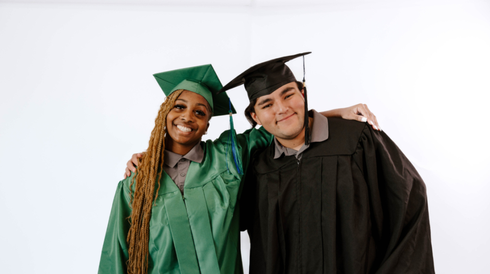 Dos Estudiantes de Posgrado de Secundaria