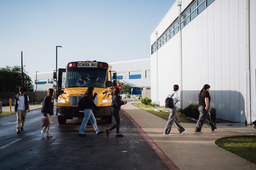 Estudiantes de Secundaria Bajándose del Autobús Escolar
