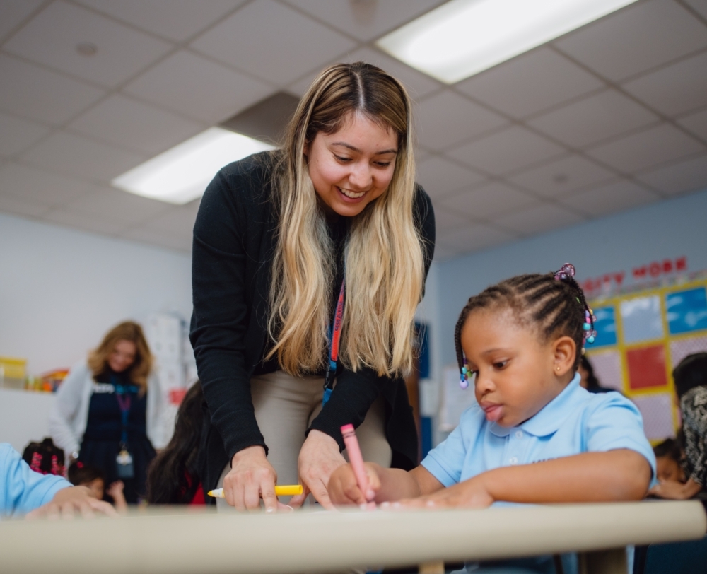 KIPP Texas Maestro Enseñando a Estudiante de Primaria