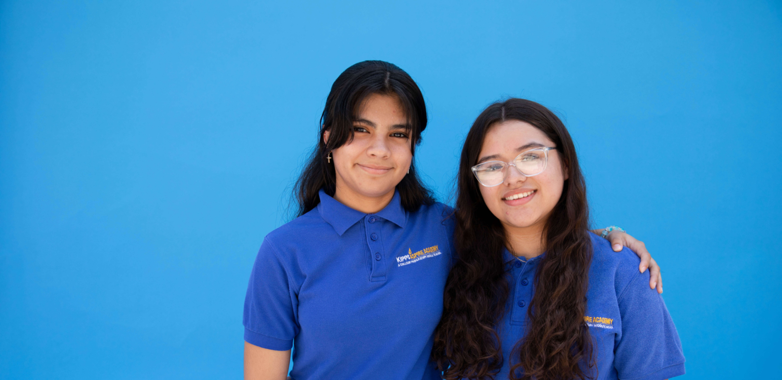 Dos estudiantes de la escuela secundaria en KIPP Texas - San Antonio sonriendo