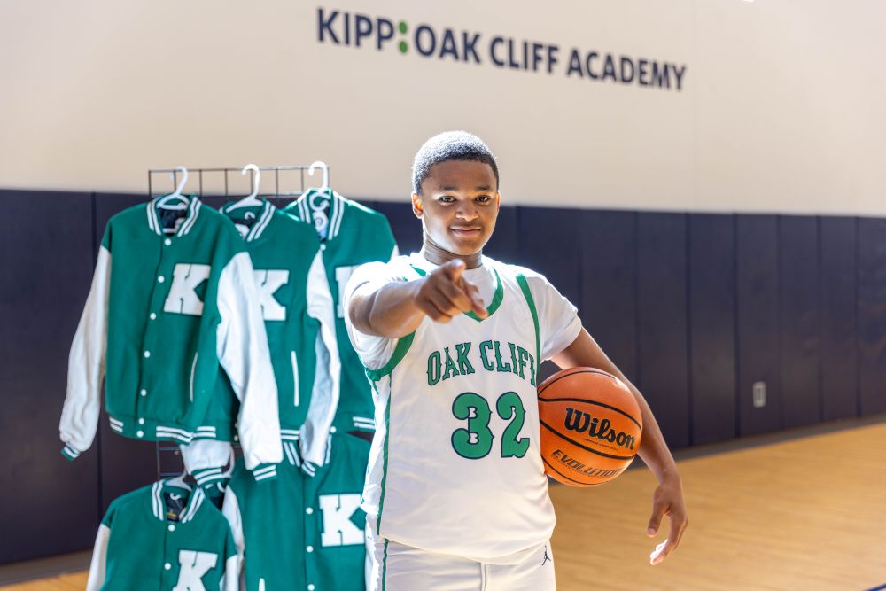 KIPP Texas Secundaria Atleta Sosteniendo Baloncesto