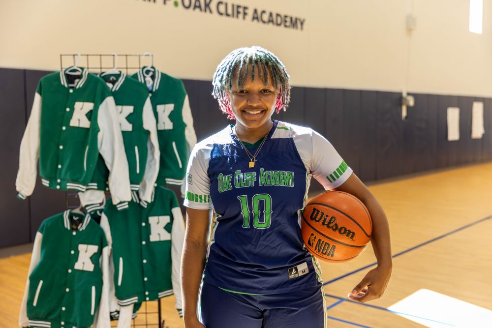 KIPP Texas Secundaria Estudiante Con Baloncesto