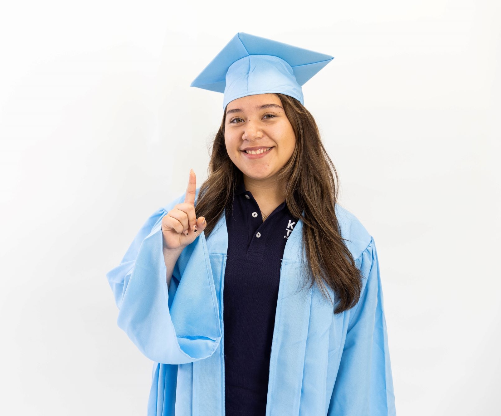 Estudiante de Secundaria Superior de KIPP Texas con Birrete y Toga