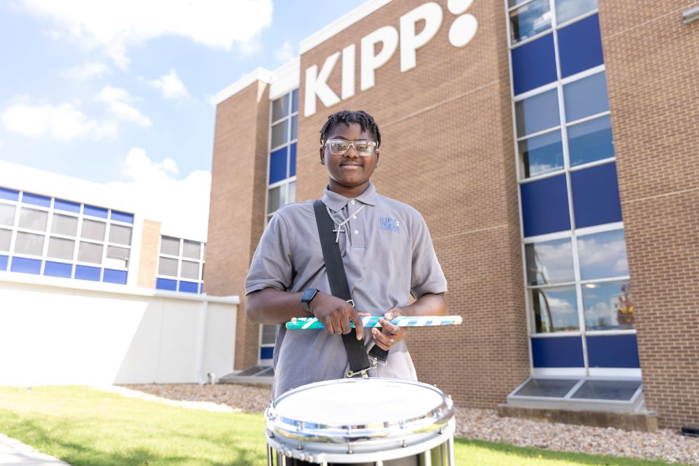 KIPP Texas Secundaria Estudiante Con Tambor