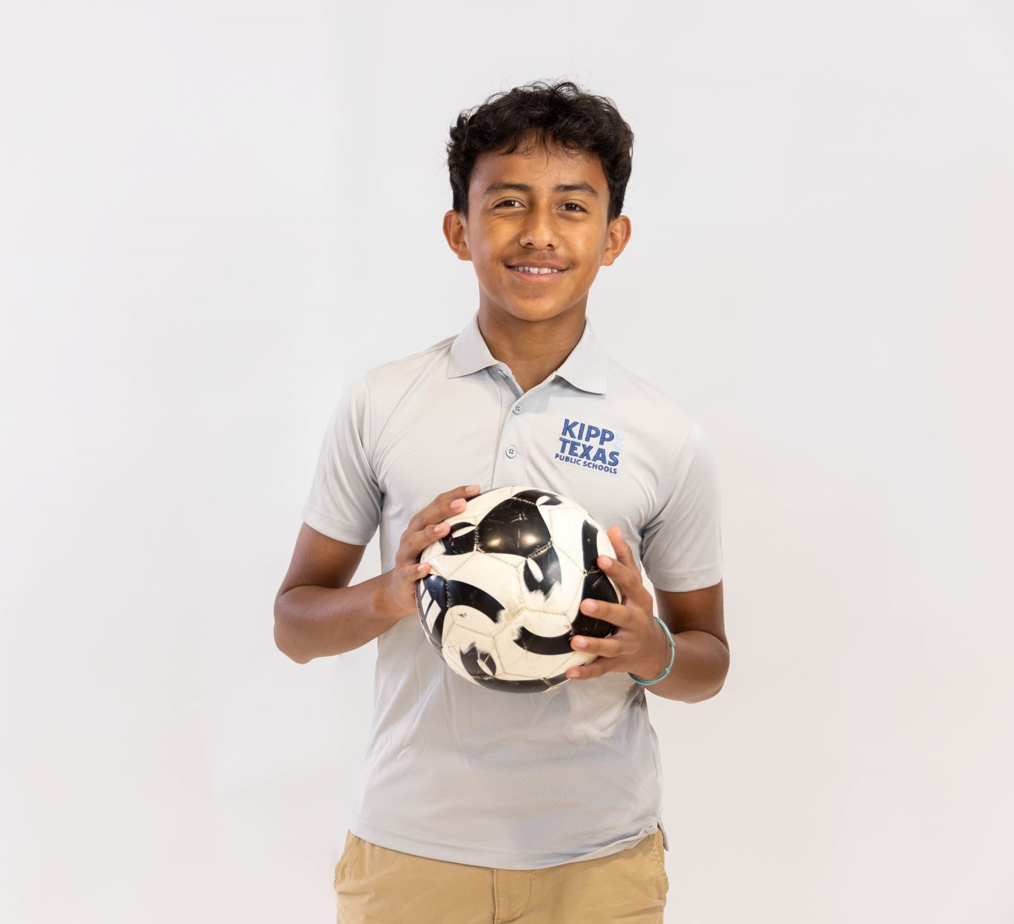 Atleta de Escuela Intermedia de KIPP Texas Sosteniendo un Balón de Fútbol